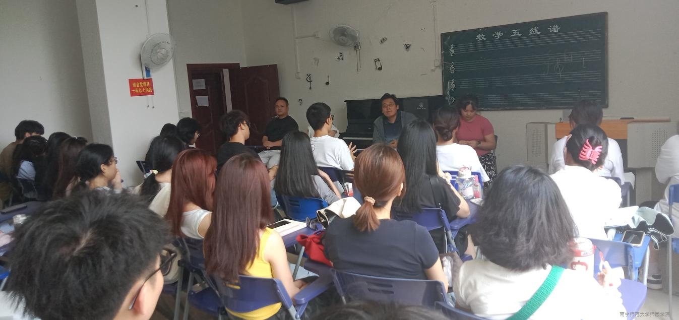 艺术系师生座谈会顺利召开